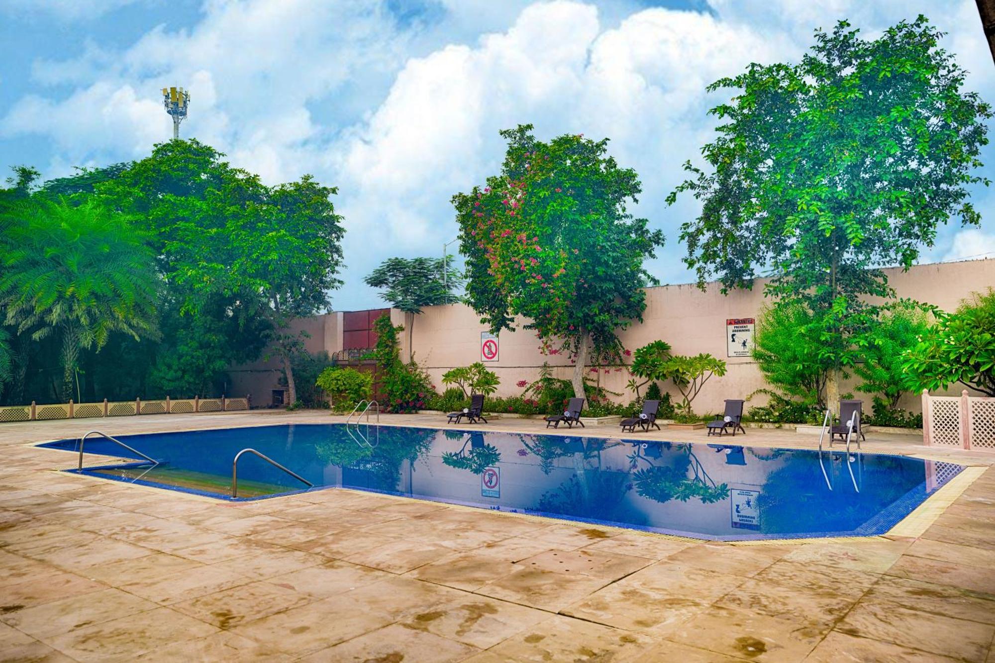 Hotel Club Mahindra Bharatpur Extérieur photo